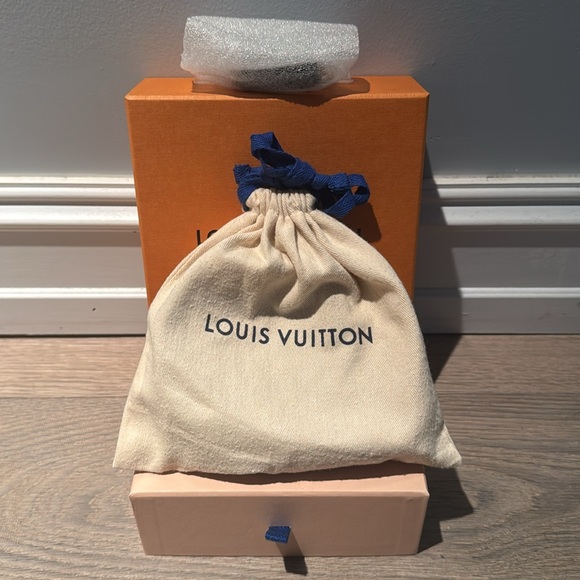 Louis Vuitton LV Logo Belt with Gold Chain - Picture 3 of 3